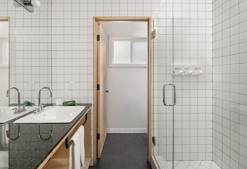 סוויטת 3 חדרי שינה, The Coachman