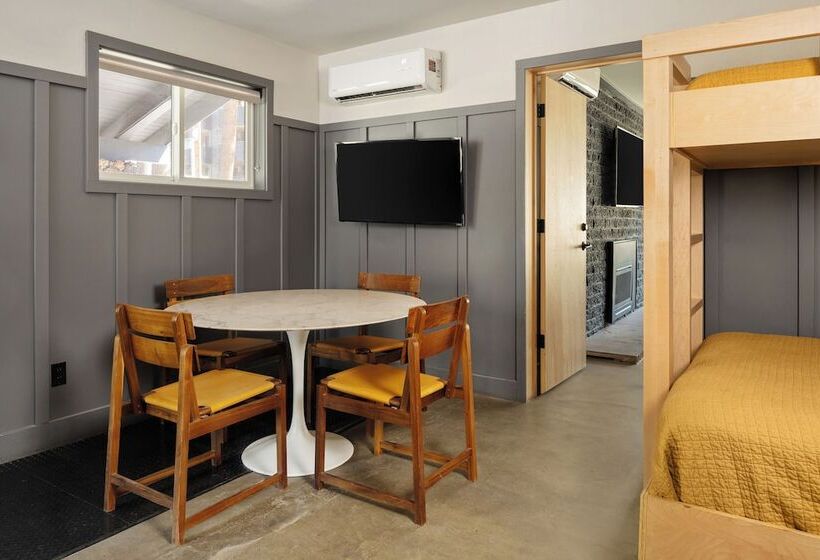 סוויטת 3 חדרי שינה, The Coachman