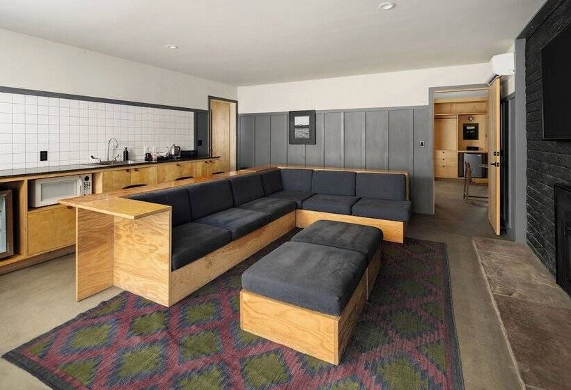 סוויטת 3 חדרי שינה, The Coachman