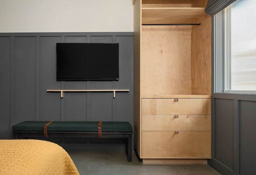 סוויטת 3 חדרי שינה, The Coachman