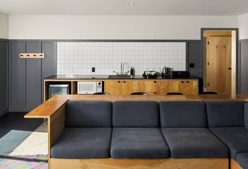 סוויטת 3 חדרי שינה, The Coachman