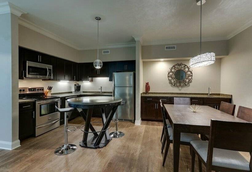 行政套房, The Mantissa