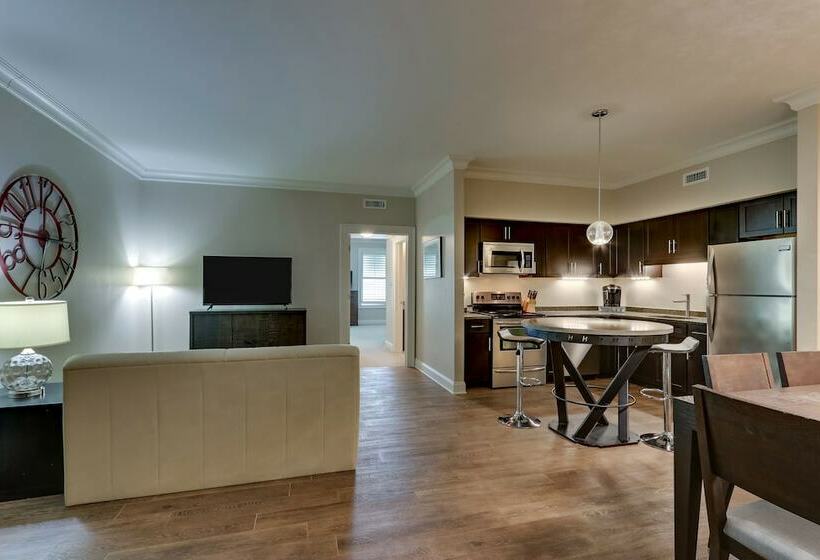 行政套房, The Mantissa