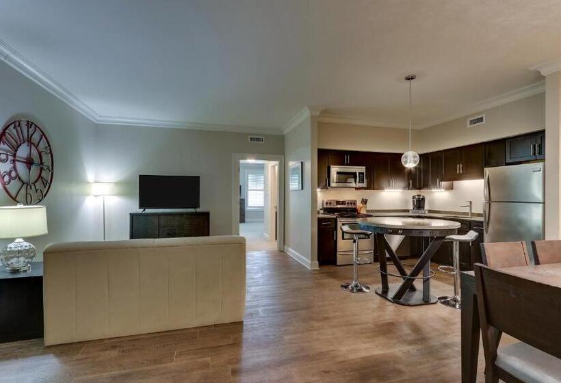 豪华套房, The Mantissa