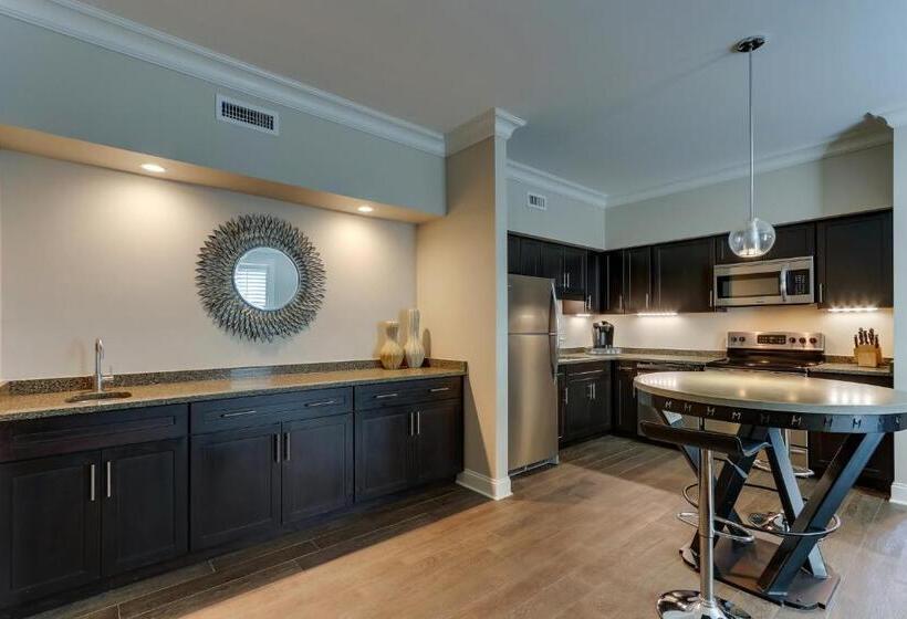 行政套房, The Mantissa