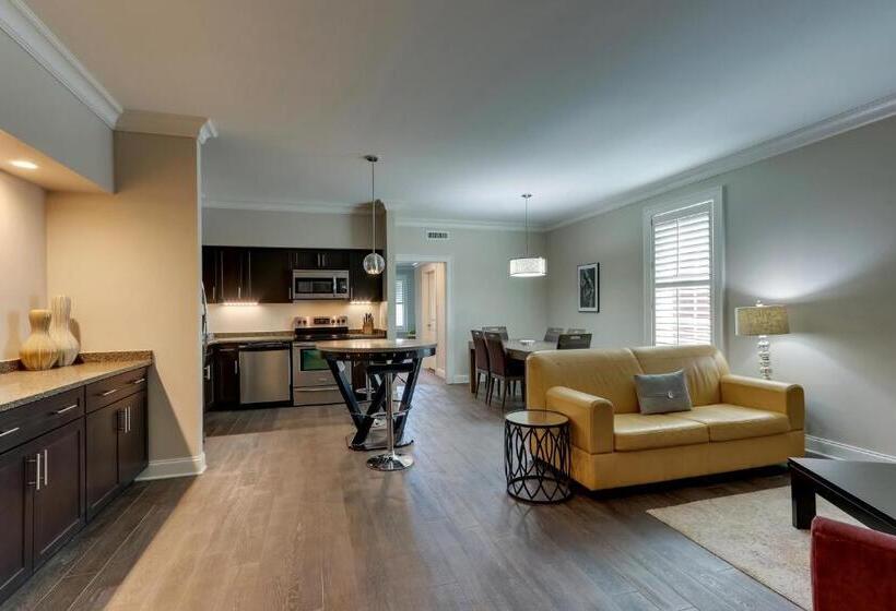 行政套房, The Mantissa