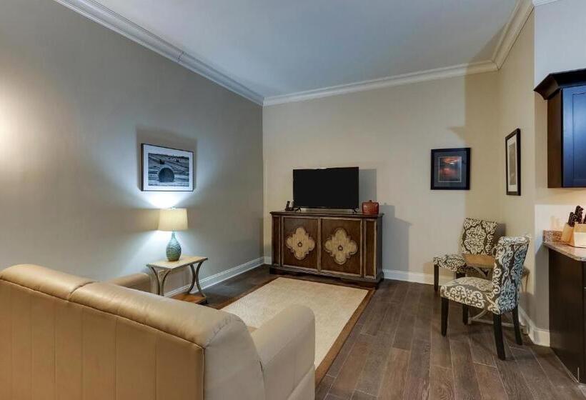 带大床的套房, The Mantissa