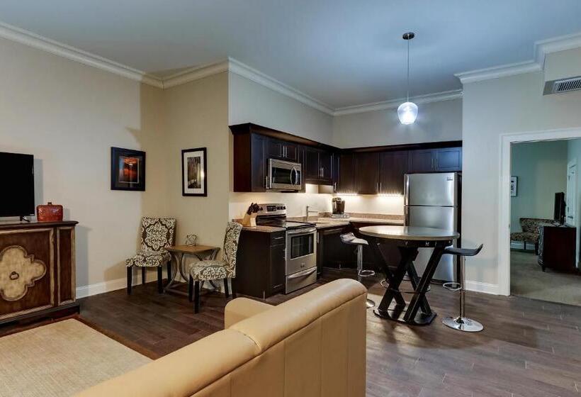 带大床的套房, The Mantissa