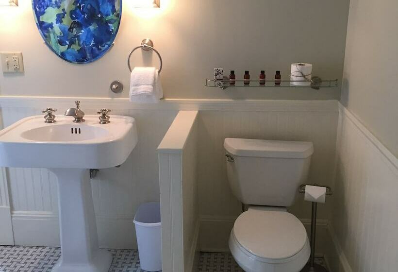 جناح سرير ملكى, Windsor Mansion Inn