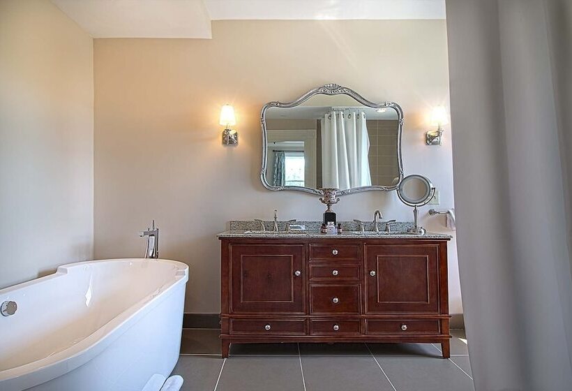 جناح سرير ملكى, Windsor Mansion Inn