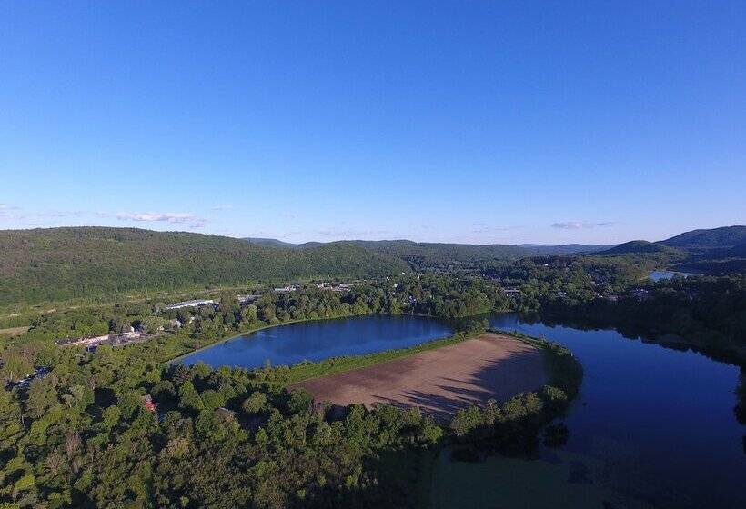 جناح سرير ملكى, Windsor Mansion Inn