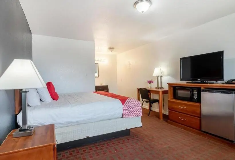 キングサイズベッドのスタンダードルーム, OYO Hotel Pearsall I-35 East