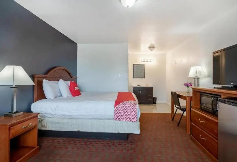 身障者適用キングサイズベッドルーム, OYO Hotel Pearsall I-35 East