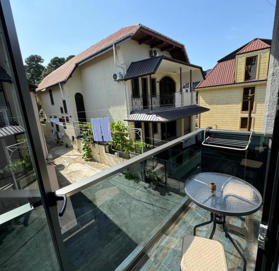 اتاق لوکس با بالکن, Best House