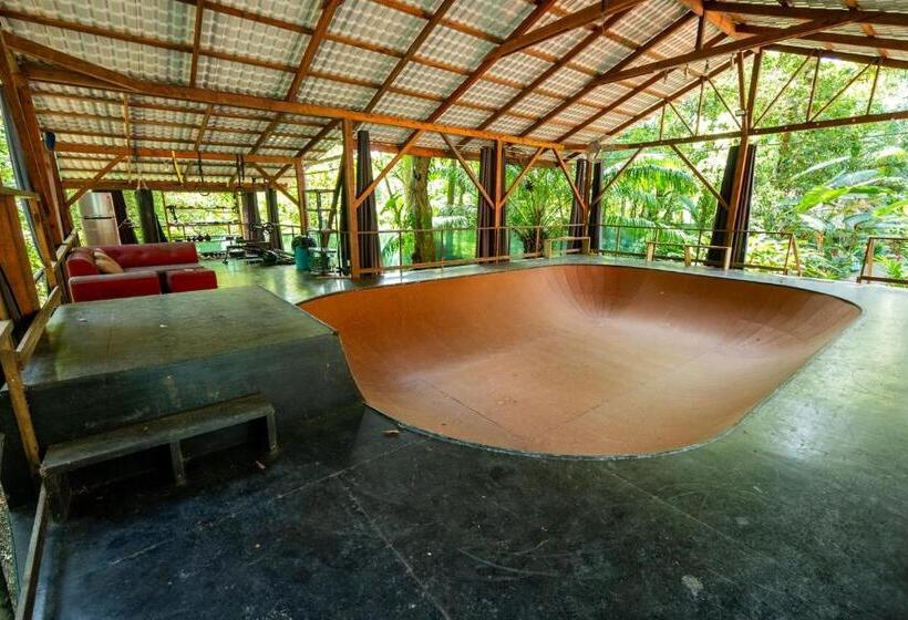 غرفة قياسية مطلّة علي حمام السباحة, The Monkey Bowl Boutique Skate