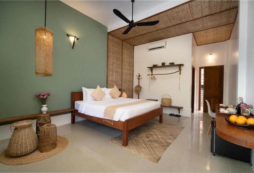 סוויטה נוף לבריכה, The Jungle