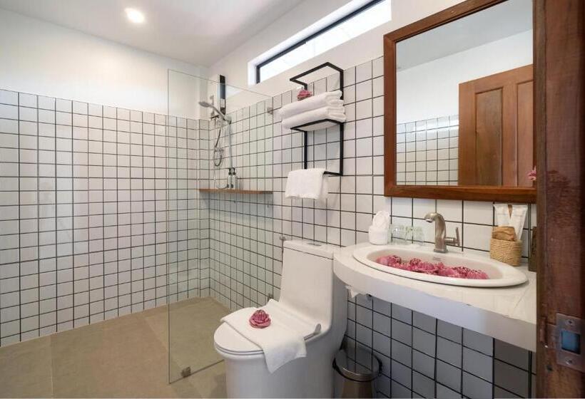 סוויטה נוף לבריכה, The Jungle