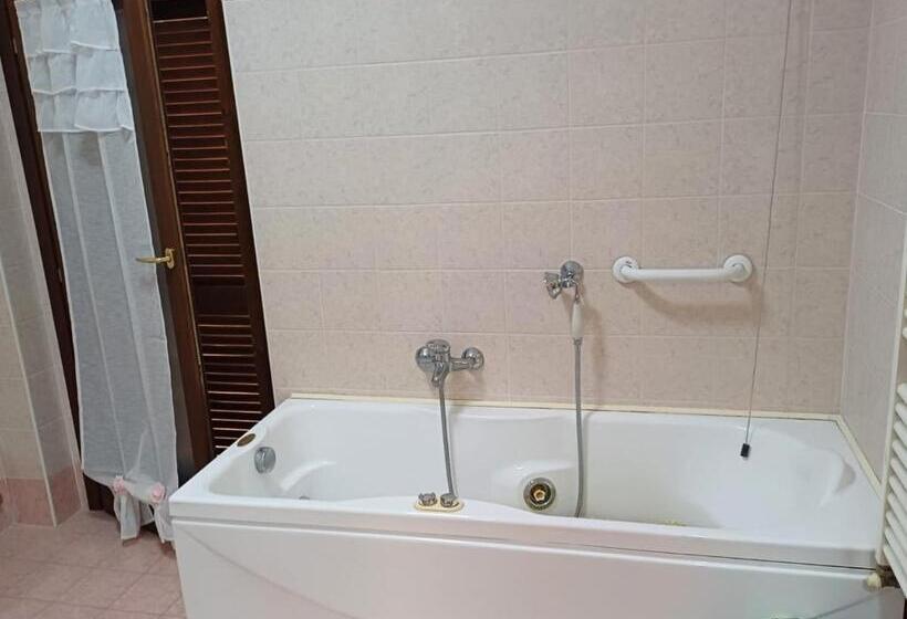 غرفة قياسية مزوَّدة بجاكوزي, Malì