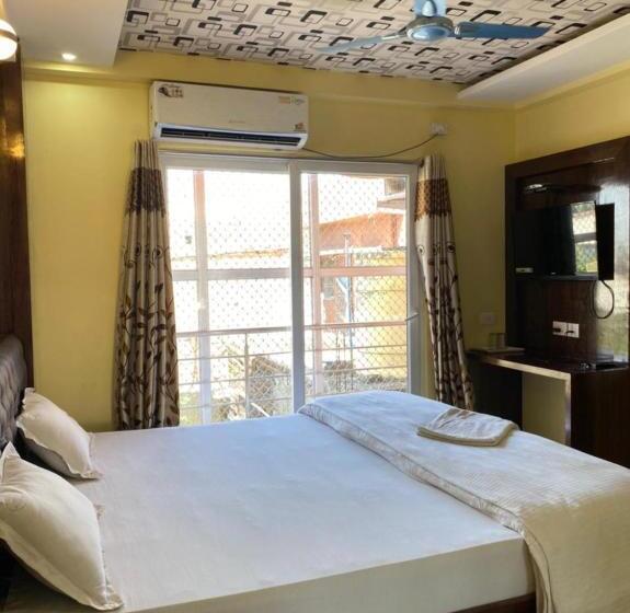 اتاق لوکس, Goroomgo Hotel Arya Palace Puri Near Sea Beach   Luxury And Spacious Room With Parking Facilities