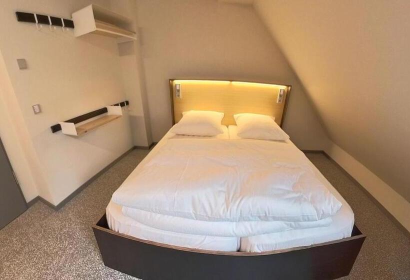 이코노미 룸, Das Kittchen