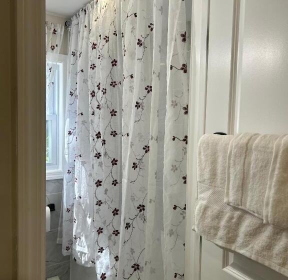 带共用浴室的标准房间, Cozy Multi Level House Private Level A, Irvington Nj