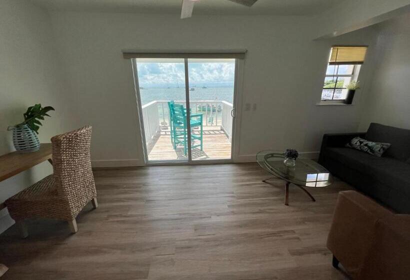 اتاق خانوادگی, Guana Beach Inn