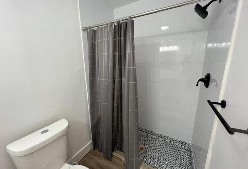 اتاق خانوادگی, Guana Beach Inn