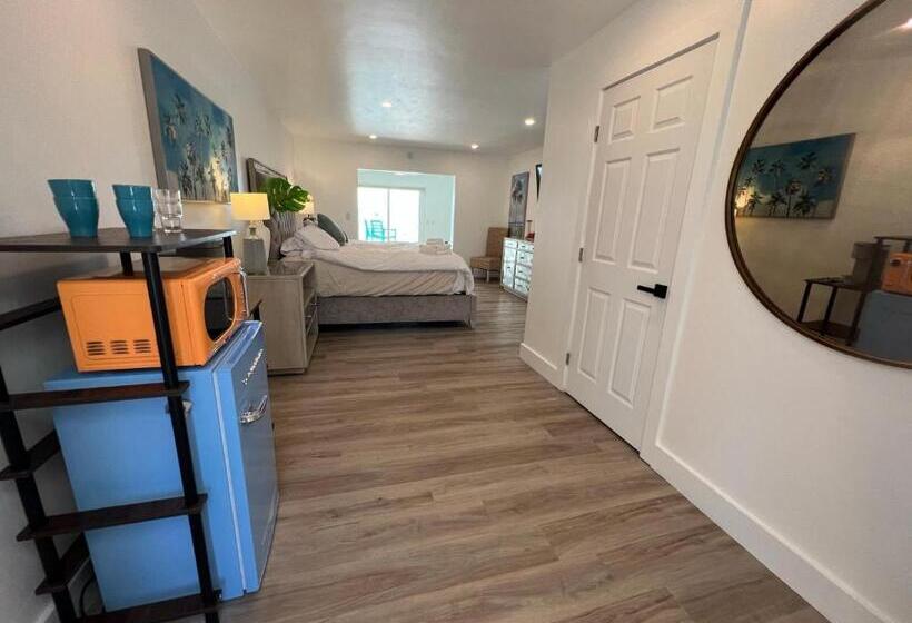 اتاق خانوادگی, Guana Beach Inn