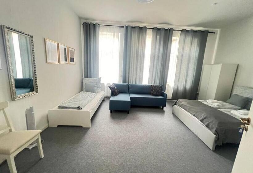 Quarto Triplo Estandar Banheiro Compartilhado, Koblenz Corner Rooms