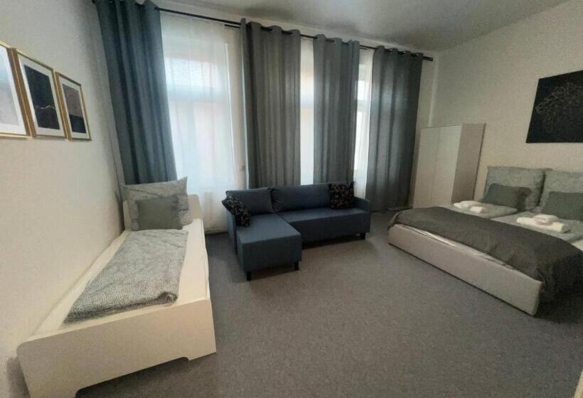 Quarto Triplo Estandar Banheiro Compartilhado, Koblenz Corner Rooms