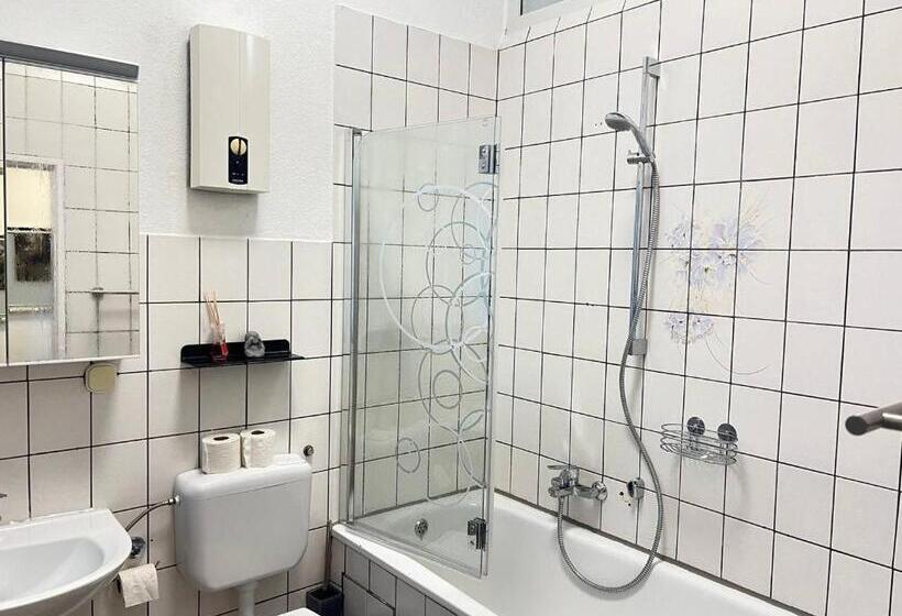 Quarto Estandar Banheiro Compartilhado, Koblenz Corner Rooms