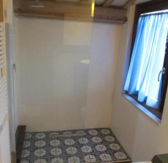 اتاق استاندارد با وان آب گرم, Croft28