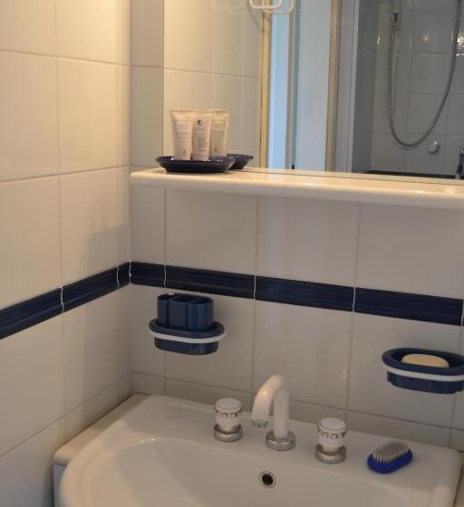 غرفة قياسية مزوَّدة بشُرفة, Marco E Cio