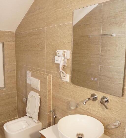 חדר סטנדרט לשלושה, Iseberi