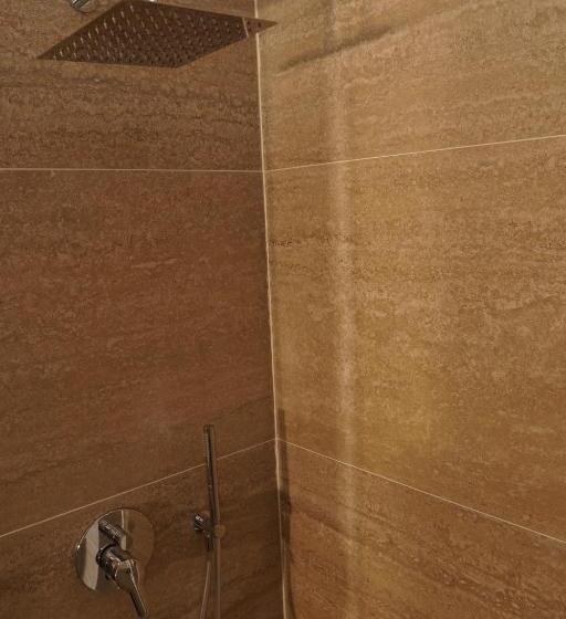 חדר סטנדרט לשלושה, Iseberi