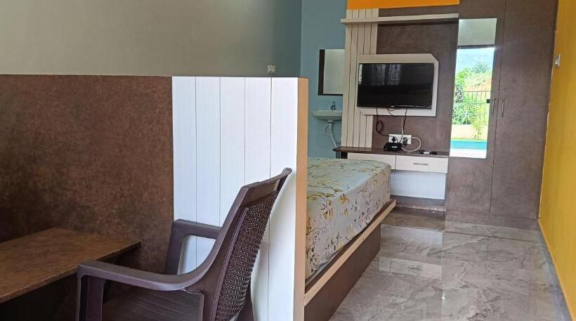 デラックスルーム, Sathyam Resorts