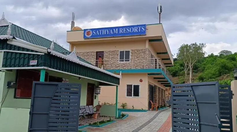 デラックスルーム, Sathyam Resorts
