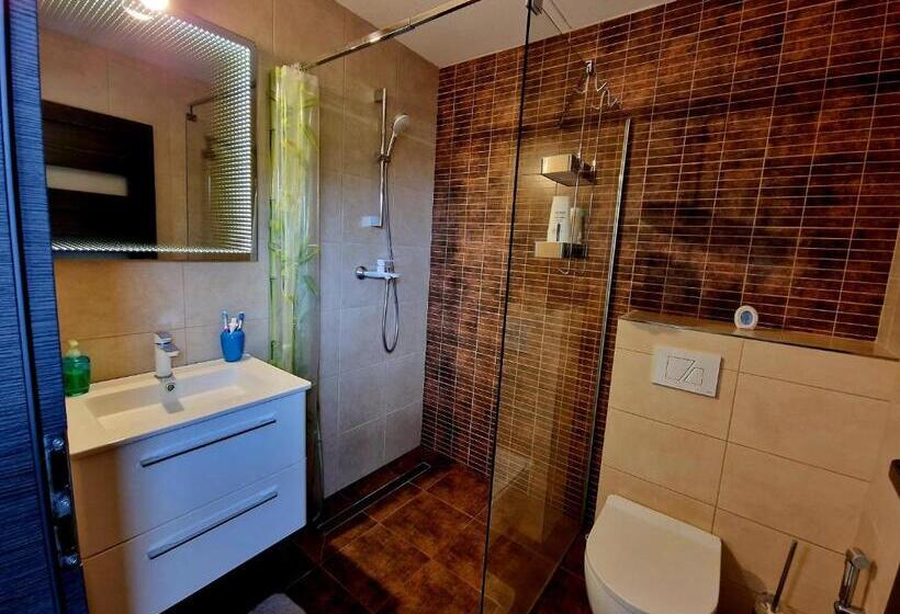 סוויטה משפחתית, La Perla