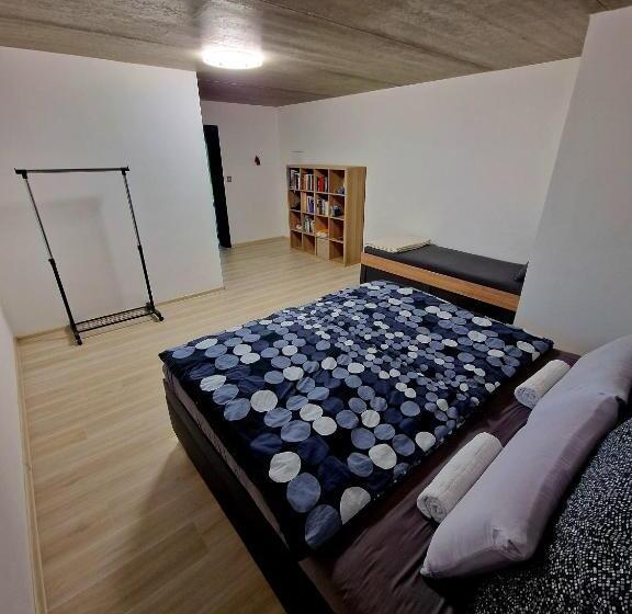 סוויטה משפחתית, La Perla