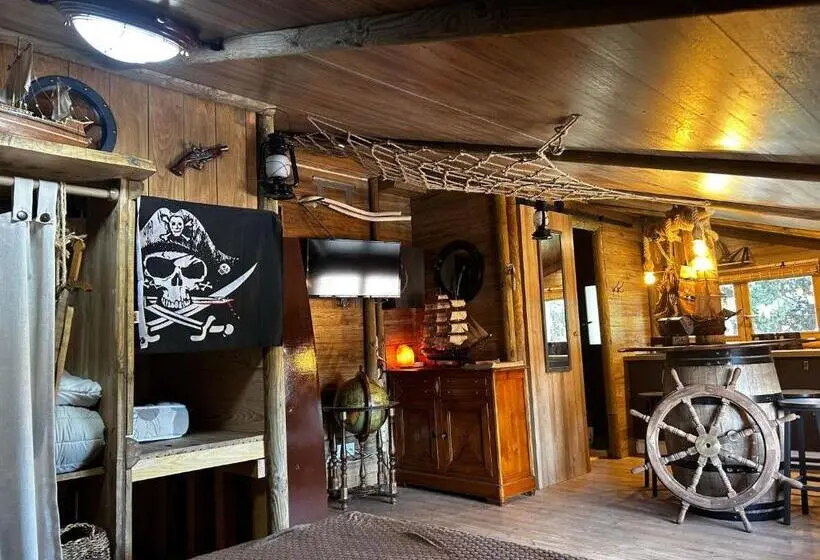 スーペリアファミリールーム, Les Chambres De Paulette Chambres à Thème Jack Sparrow