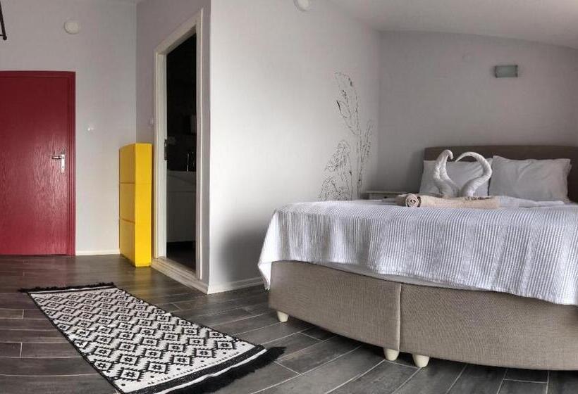اتاق استاندارد با بالکن و چشم‌انداز دریا, 4 Oda Butik Otel