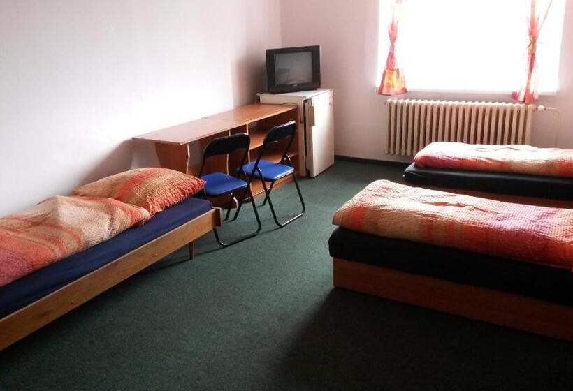 اتاق استاندارد چهارنفره با سرویس بهداشتی مشترک, Hostel Karin