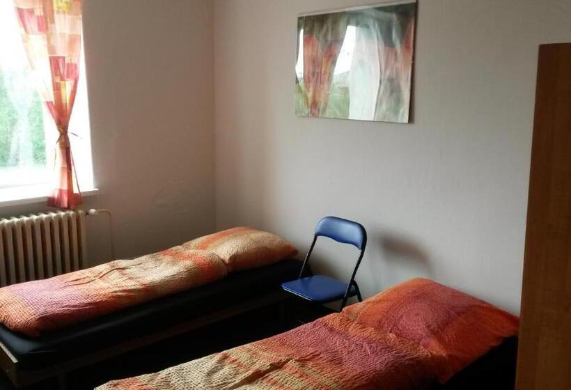 اتاق استاندارد چهارنفره با سرویس بهداشتی مشترک, Hostel Karin