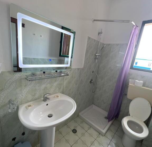 اتاق لوکس, Agron