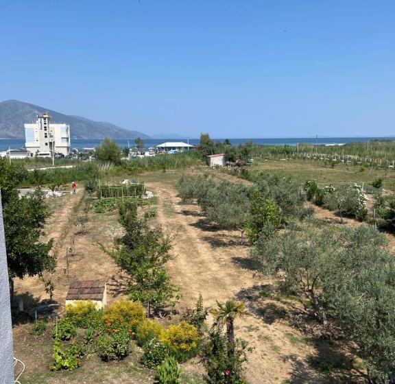 اتاق خانوادگی با چشم‌انداز دریا, Agron