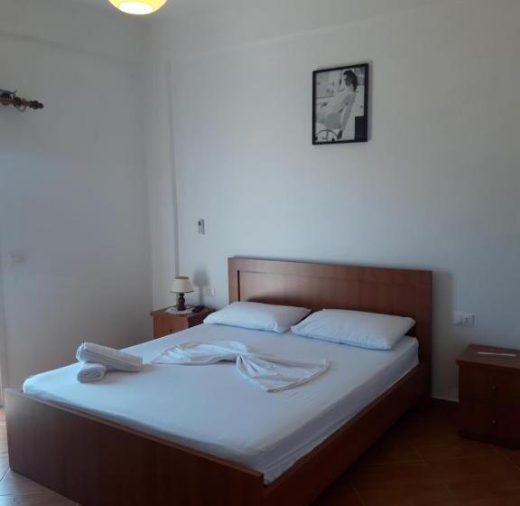 اتاق خانوادگی با چشم‌انداز دریا, Agron