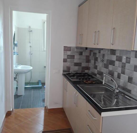 اتاق خانوادگی با چشم‌انداز دریا, Agron