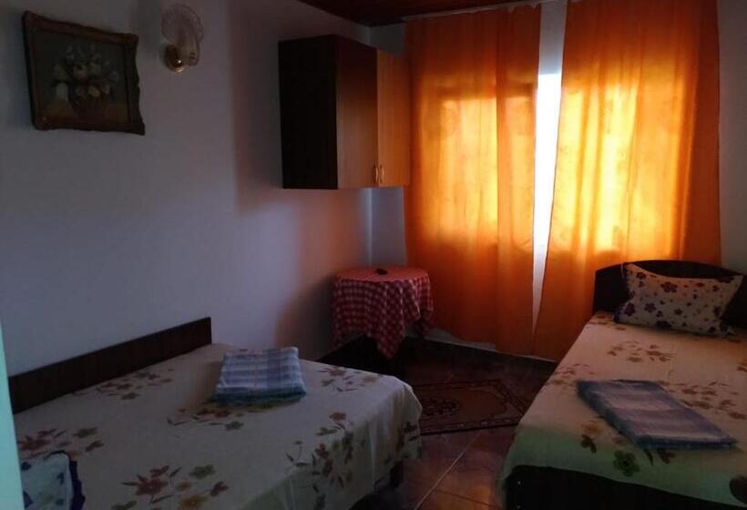 اتاق سه‌نفرۀ استاندارد با سرویس بهداشتی بیرون از اتاق, Casa Din Gradina