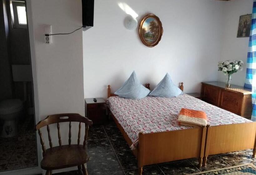 اتاق استاندارد چهارنفره با بالکن, Casa Din Gradina