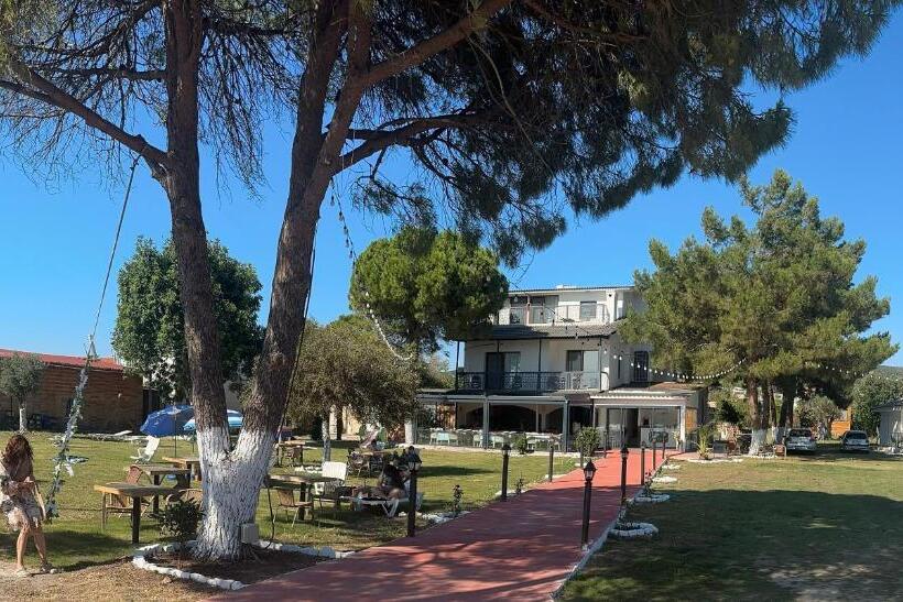 غرفة عائلية, White Moon